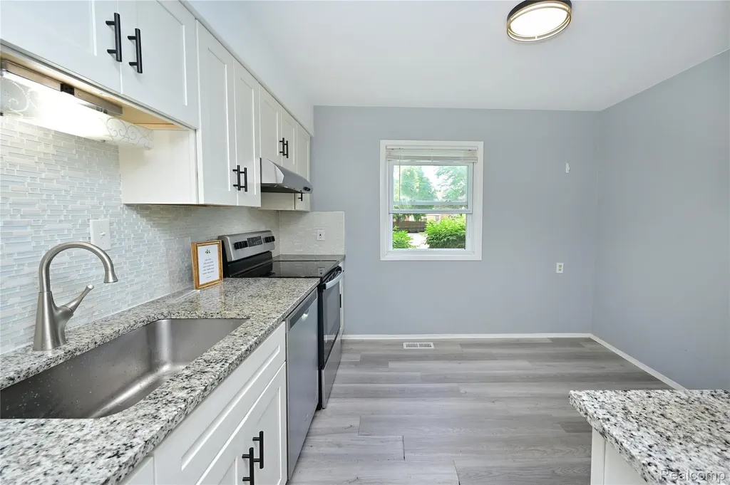 5177 Buckingham Troy City MI 48098