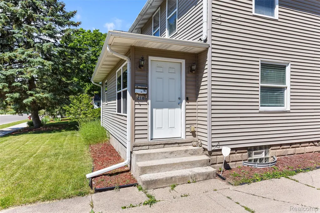 218 W Greenlawn Avenue Lansing City MI 48910