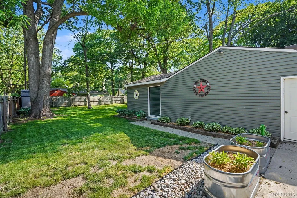 3544 Fort Drive Waterford Charter Township MI 48328