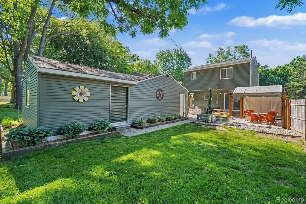 3544 Fort Drive Waterford Charter Township MI 48328