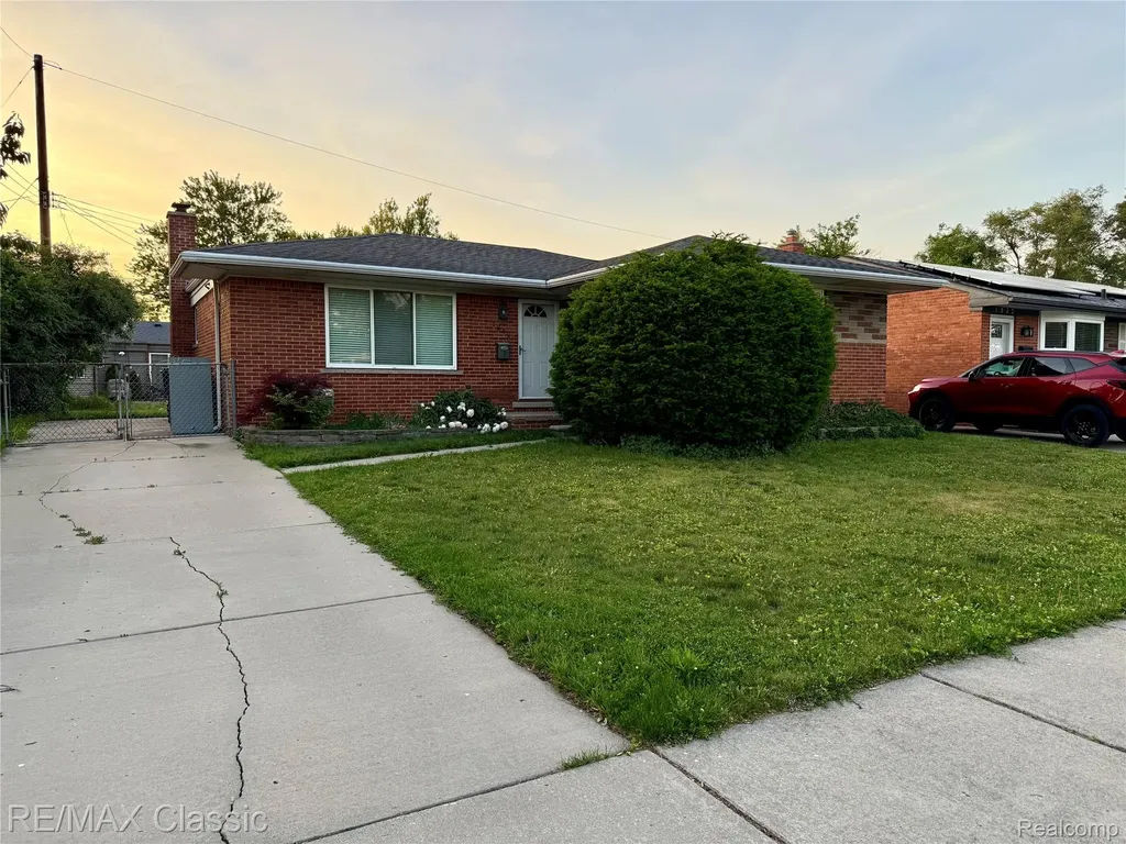 1842 Chaucer Avenue Madison Heights City MI 48071