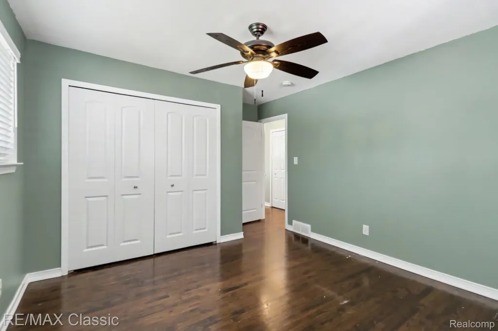 1842 Chaucer Avenue Madison Heights City MI 48071