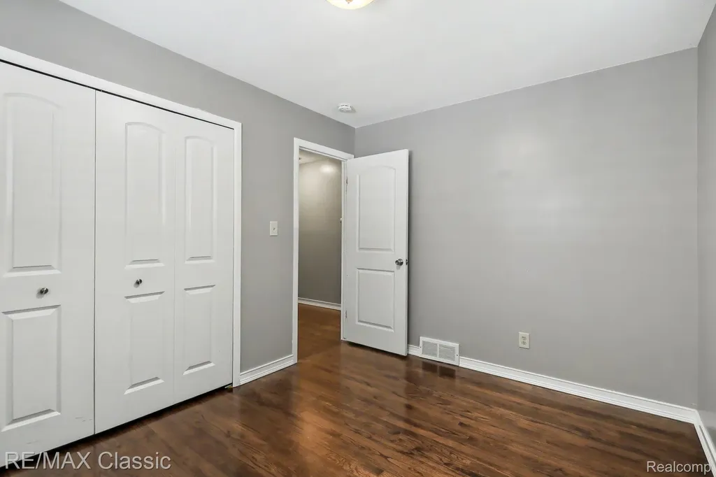 1842 Chaucer Avenue Madison Heights City MI 48071