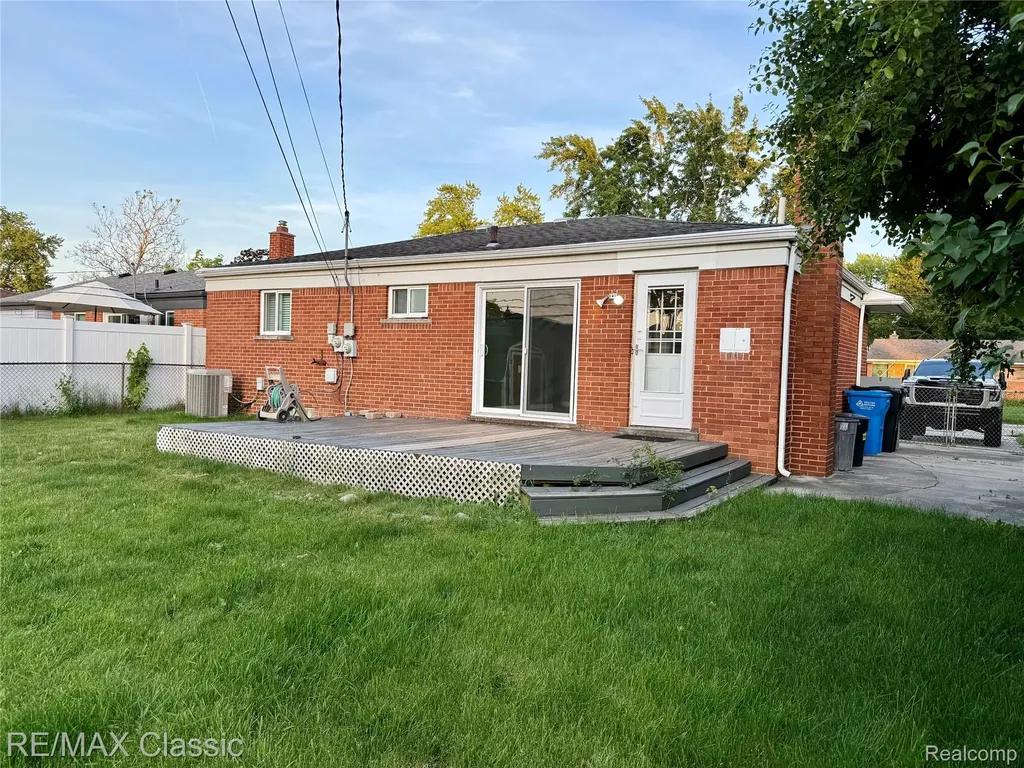 1842 Chaucer Avenue Madison Heights City MI 48071