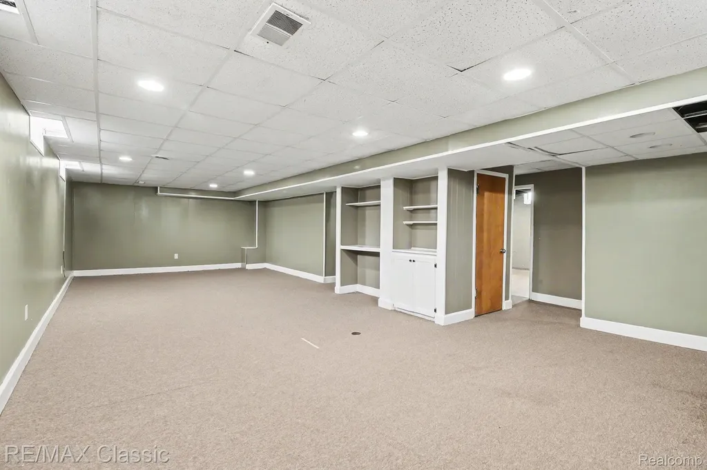 1842 Chaucer Avenue Madison Heights City MI 48071