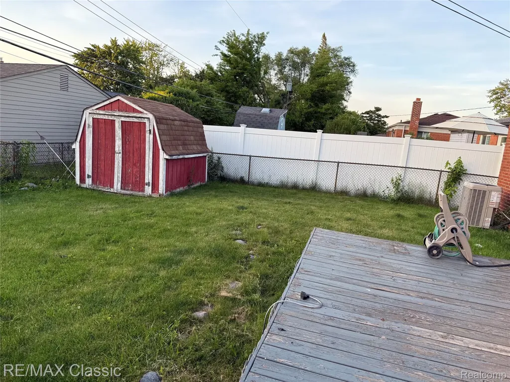 1842 Chaucer Avenue Madison Heights City MI 48071