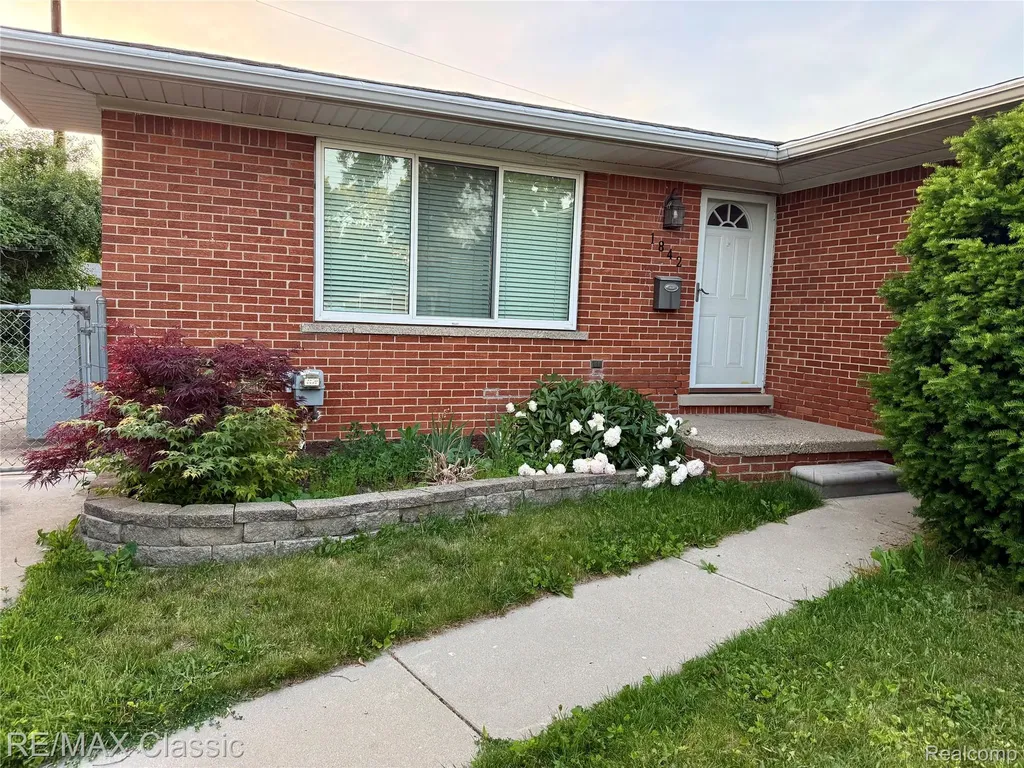 1842 Chaucer Avenue Madison Heights City MI 48071