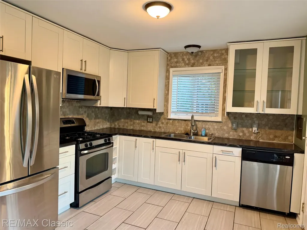 1842 Chaucer Avenue Madison Heights City MI 48071