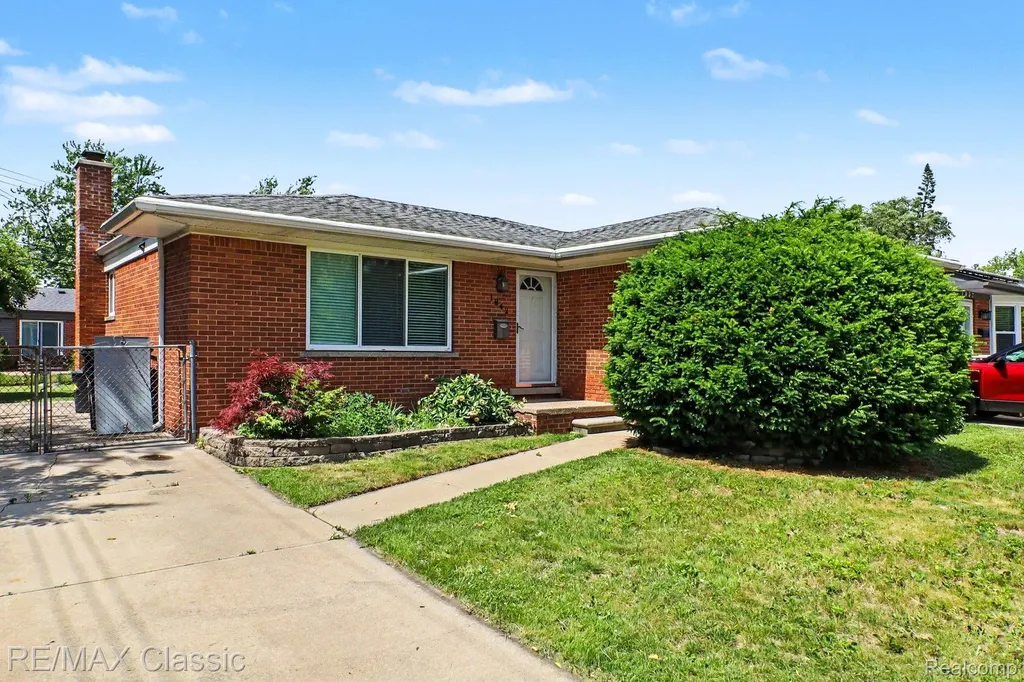 1842 Chaucer Avenue Madison Heights City MI 48071