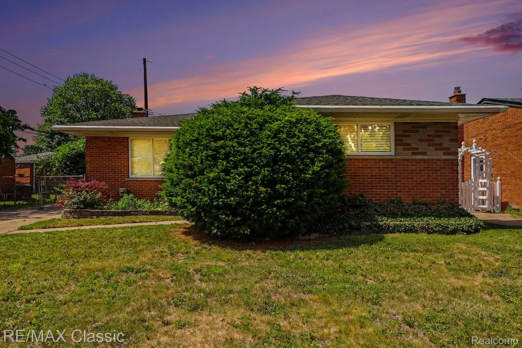 1842 Chaucer Avenue Madison Heights City MI 48071