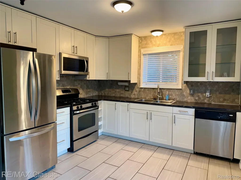 1842 Chaucer Avenue Madison Heights City MI 48071