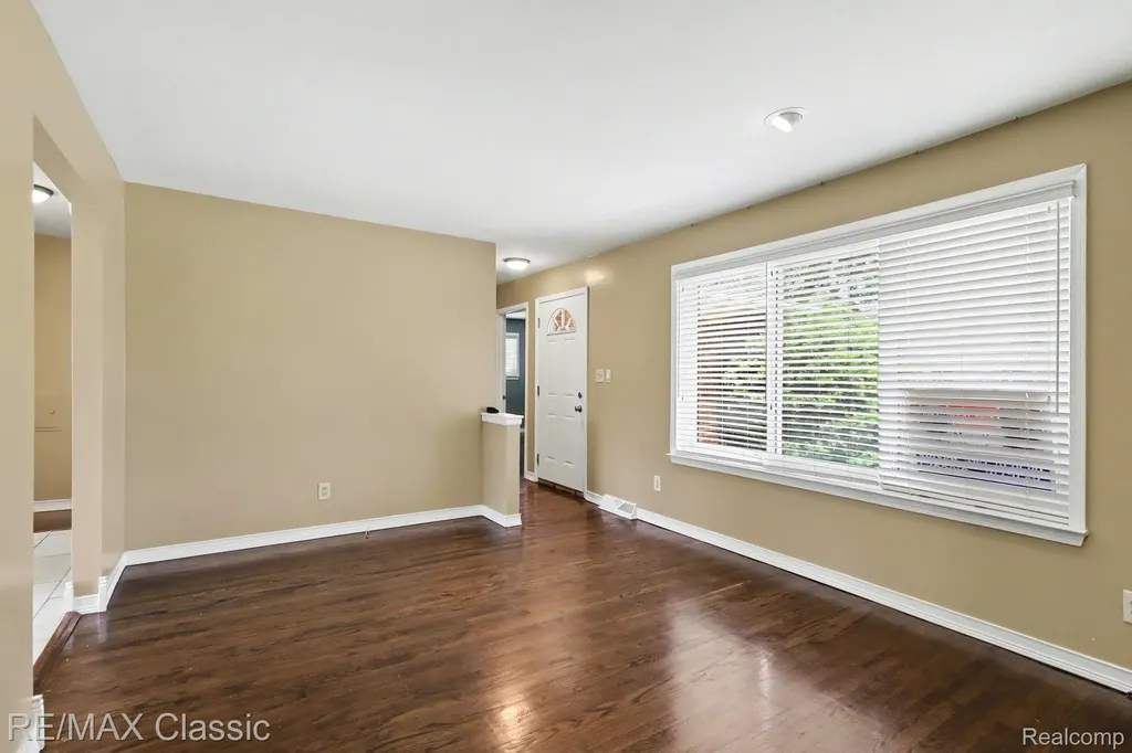 1842 Chaucer Avenue Madison Heights City MI 48071