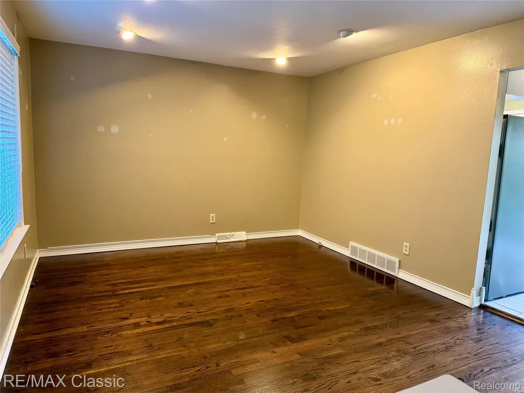 1842 Chaucer Avenue Madison Heights City MI 48071