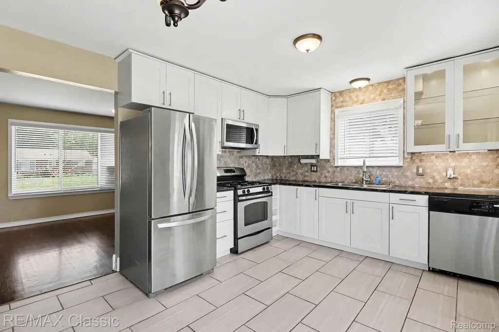 1842 Chaucer Avenue Madison Heights City MI 48071