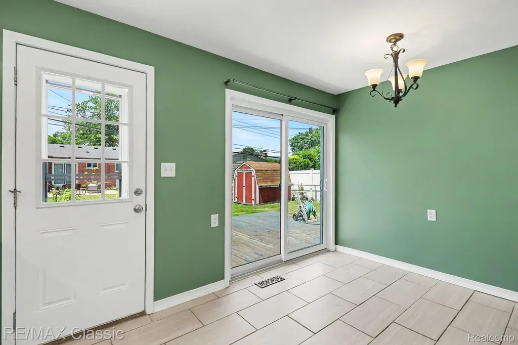 1842 Chaucer Avenue Madison Heights City MI 48071