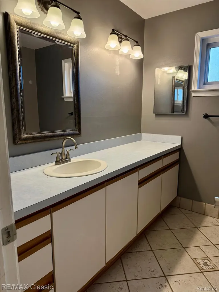 1842 Chaucer Avenue Madison Heights City MI 48071