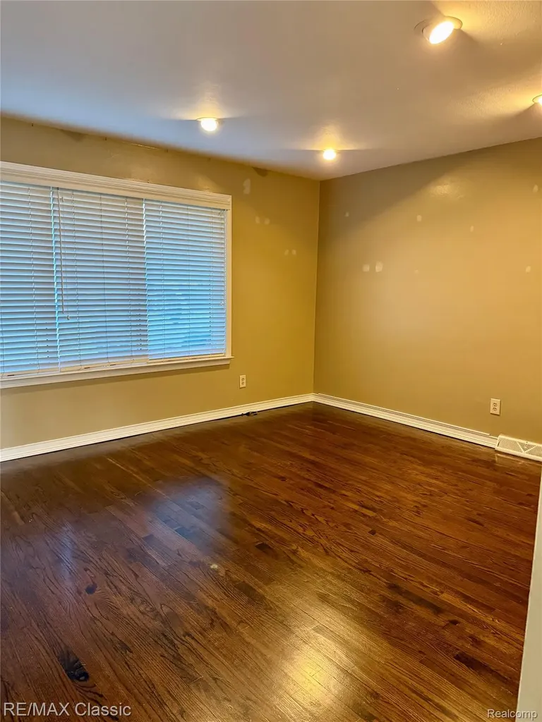 1842 Chaucer Avenue Madison Heights City MI 48071