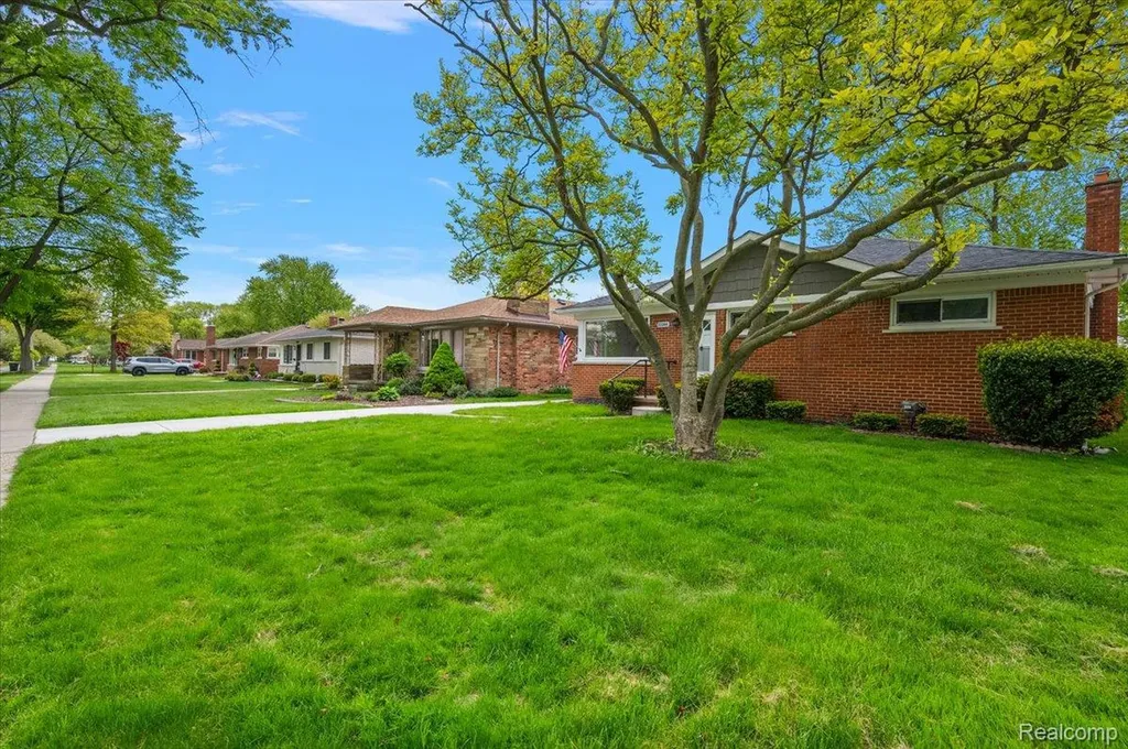 23344 Brookdale Boulevard St. Clair Shores City MI 48082