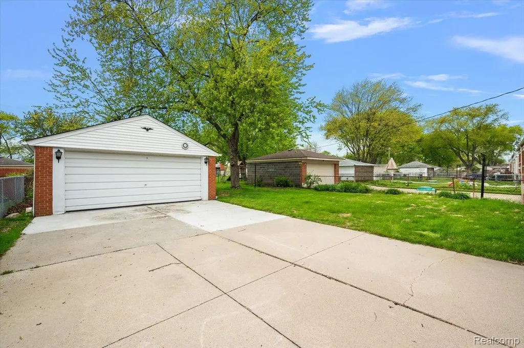 23344 Brookdale Boulevard St. Clair Shores City MI 48082
