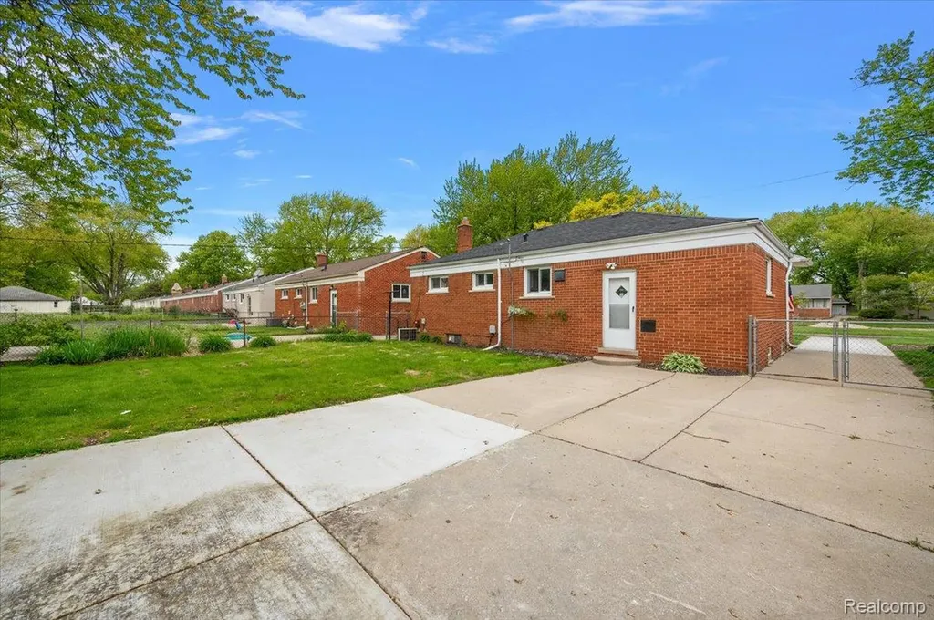 23344 Brookdale Boulevard St. Clair Shores City MI 48082