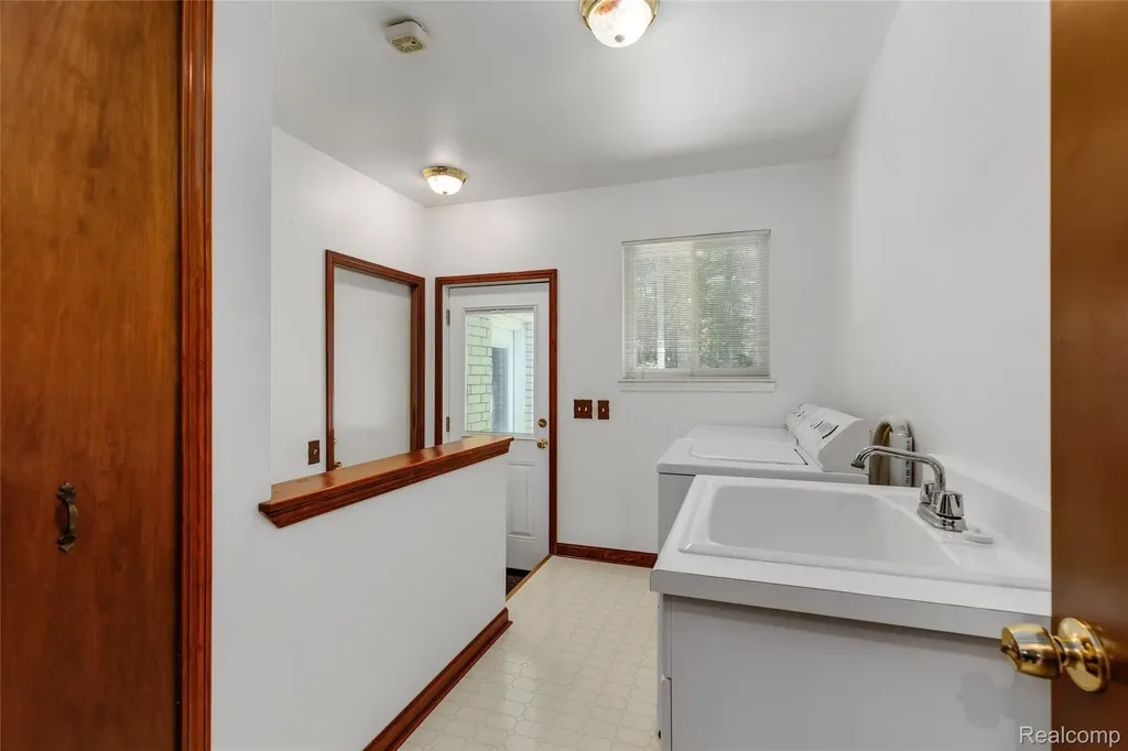 10100 Bridge Lake Road Springfield Charter Township MI 48348