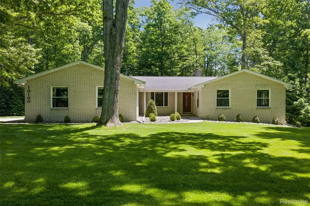 10100 Bridge Lake Road Springfield Charter Township MI 48348