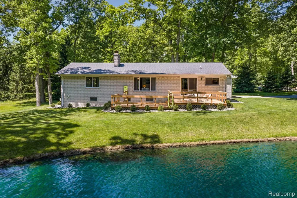 10100 Bridge Lake Road Springfield Charter Township MI 48348