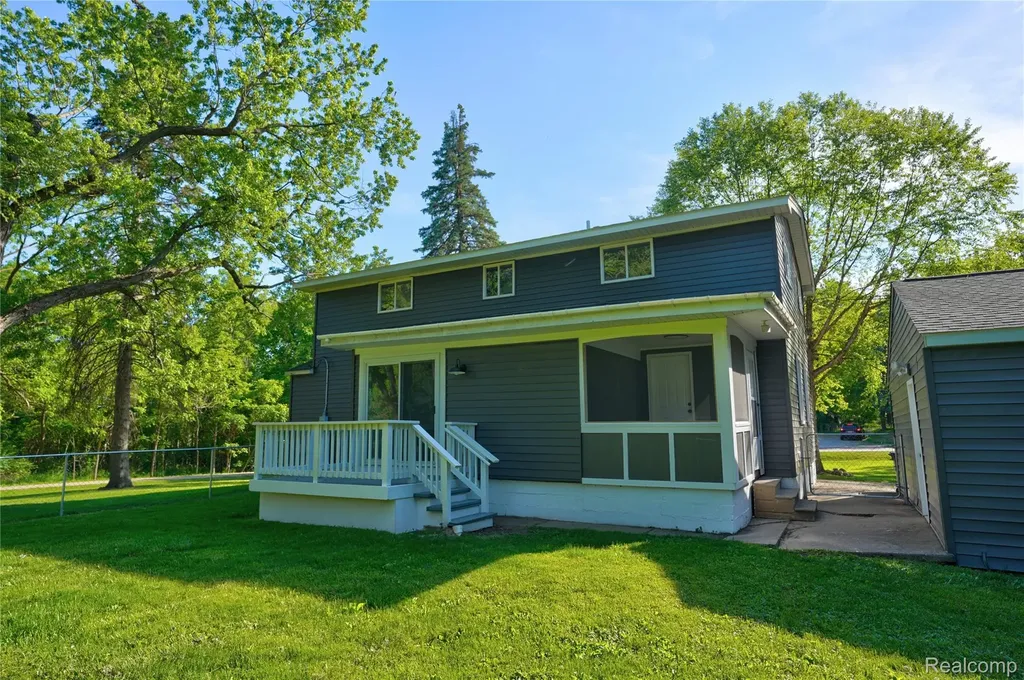 1460 W Silverbell Road Lake Orion Village MI 48359