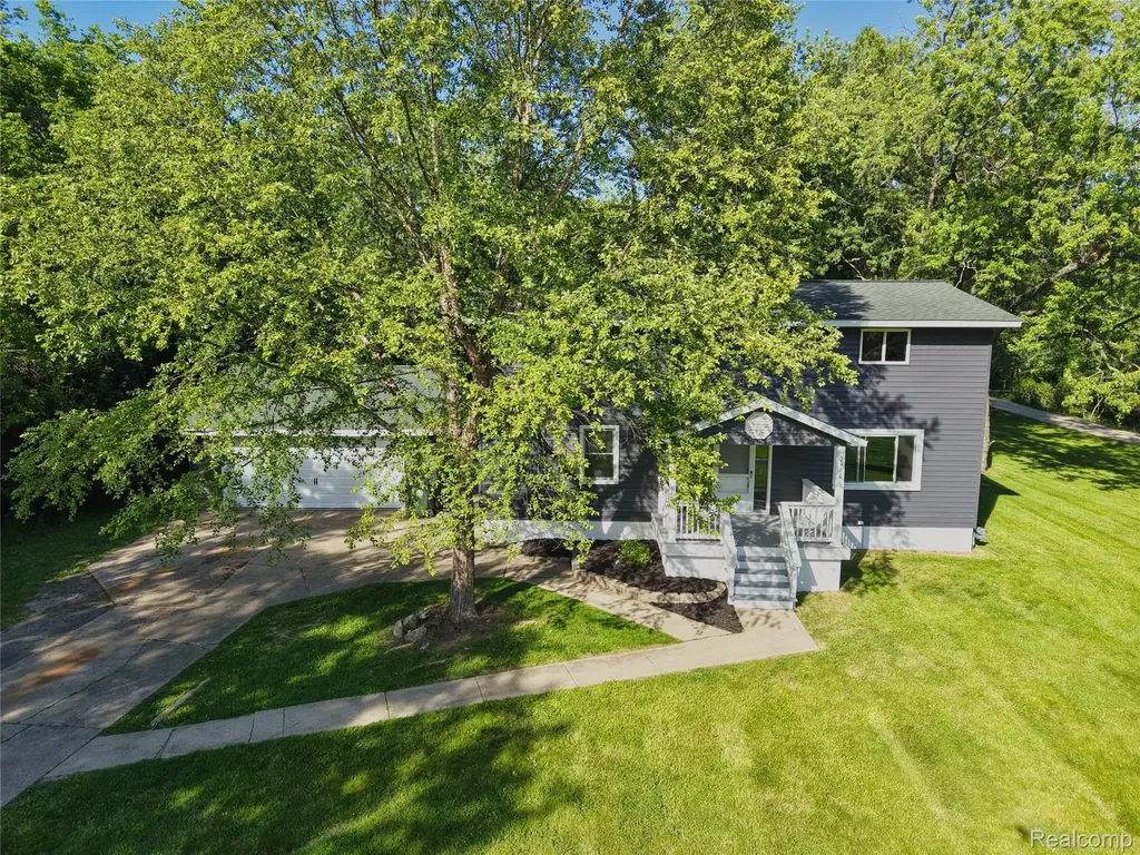 1460 W Silverbell Road Lake Orion Village MI 48359
