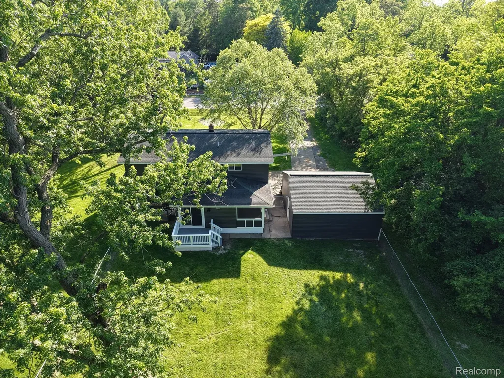 1460 W Silverbell Road Lake Orion Village MI 48359