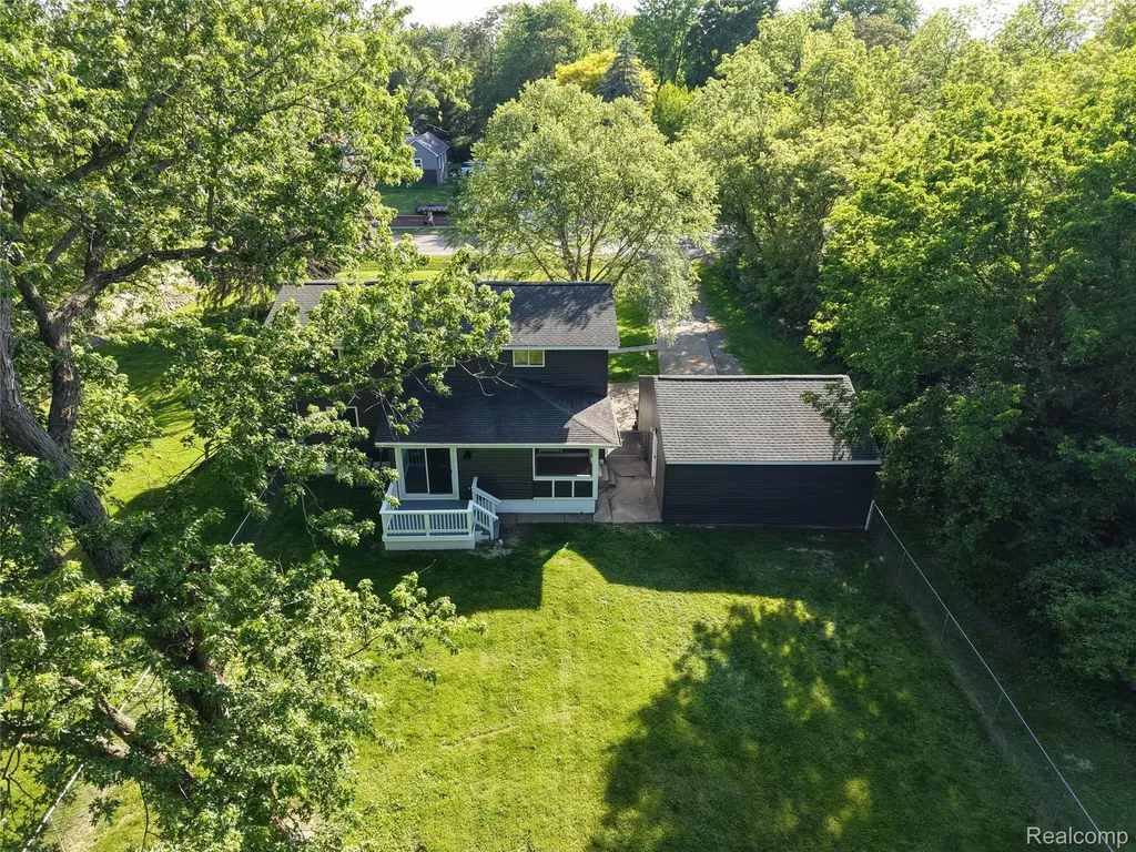 1460 W Silverbell Road Lake Orion Village MI 48359