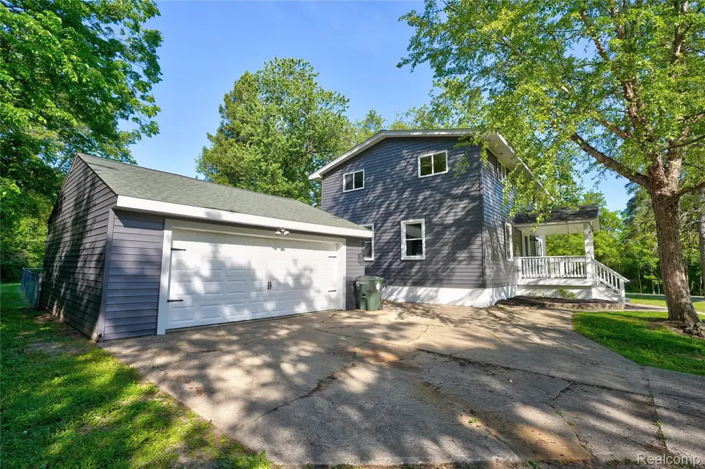 1460 W Silverbell Road Lake Orion Village MI 48359