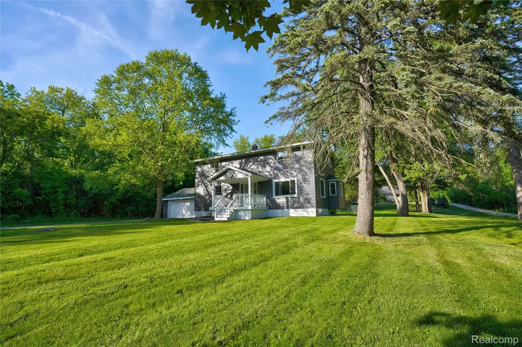 1460 W Silverbell Road Lake Orion Village MI 48359