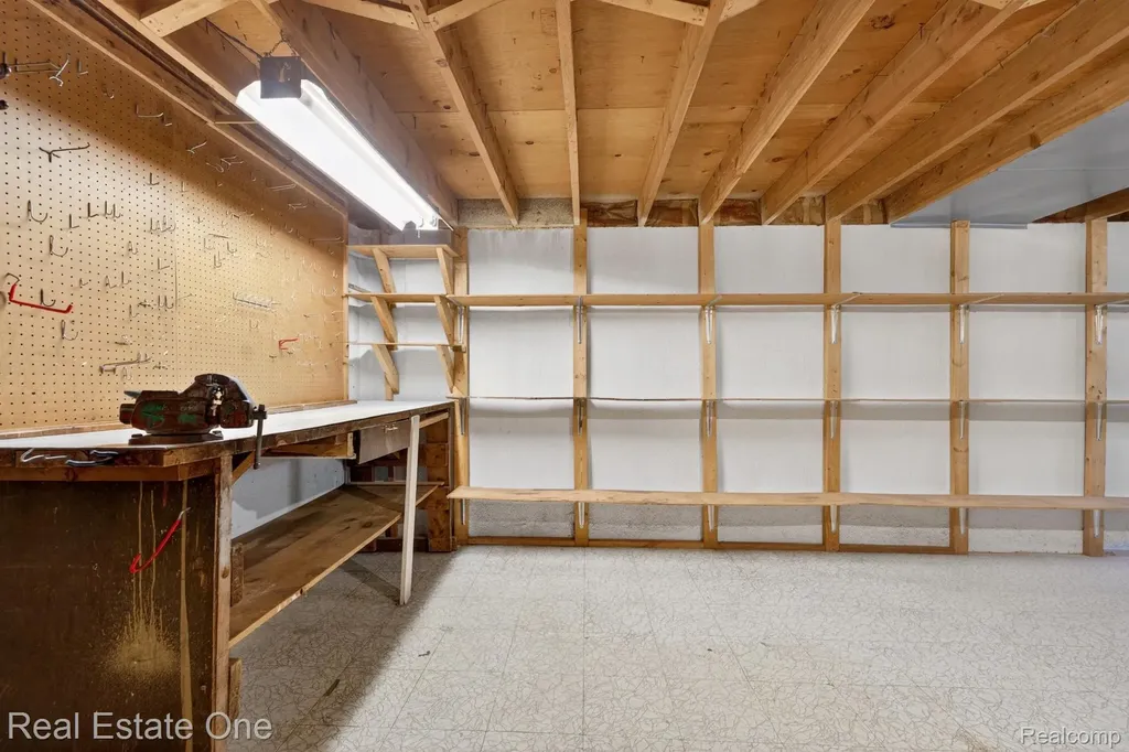 9421 Pine Street Taylor City MI 48180