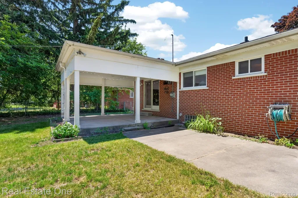 9421 Pine Street Taylor City MI 48180