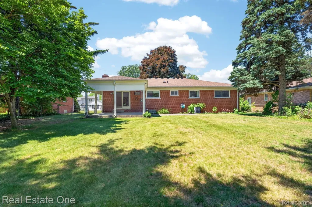 9421 Pine Street Taylor City MI 48180