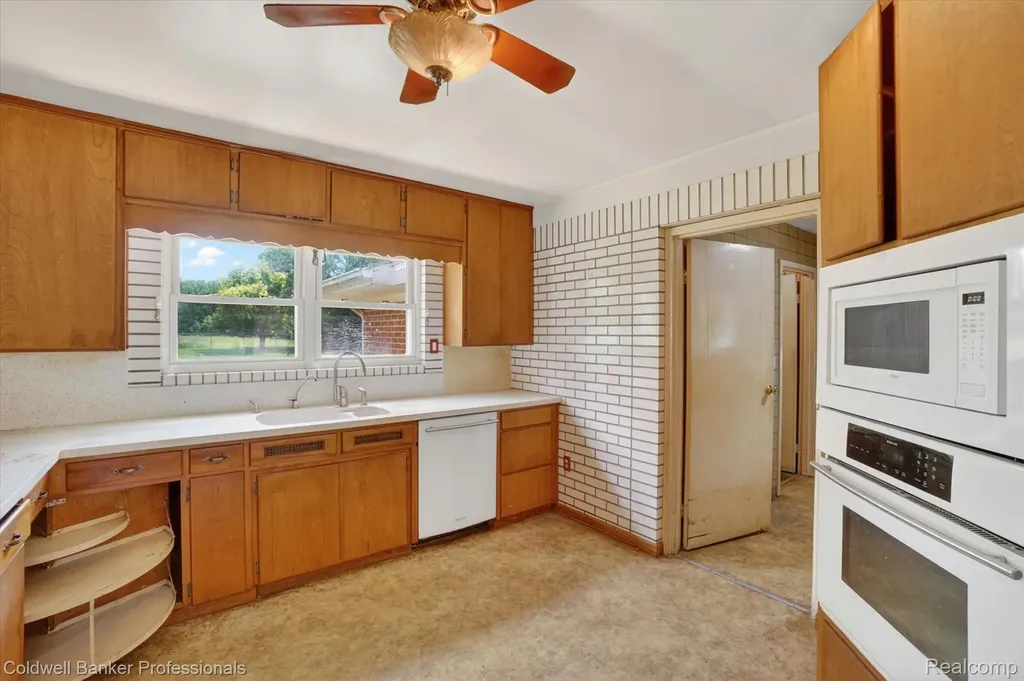 8245 Fenton Road Grand Blanc Charter Township MI 48439