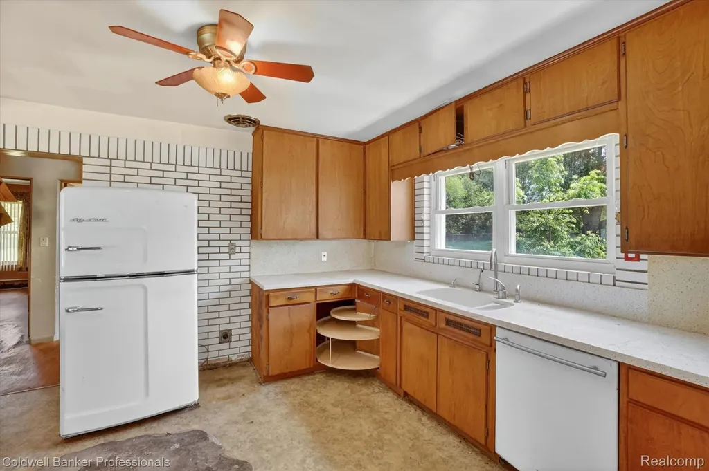 8245 Fenton Road Grand Blanc Charter Township MI 48439
