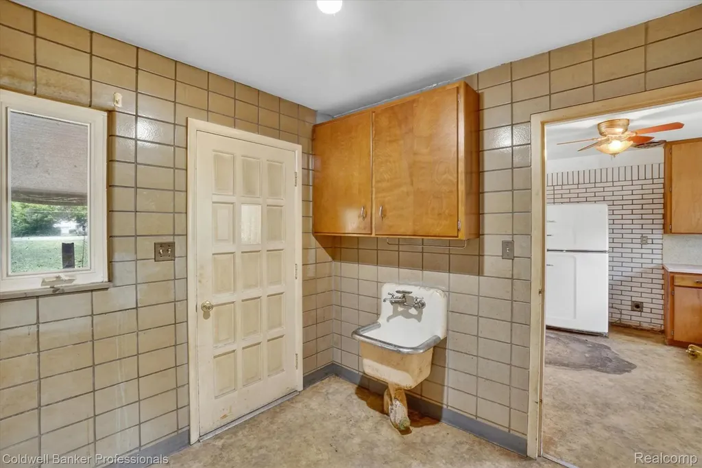 8245 Fenton Road Grand Blanc Charter Township MI 48439