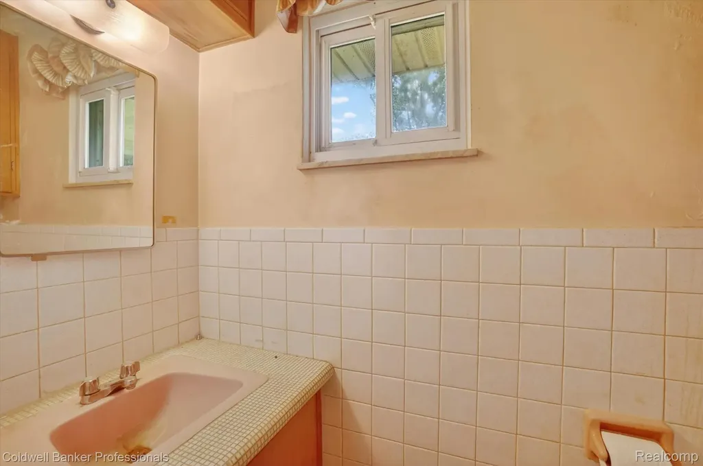 8245 Fenton Road Grand Blanc Charter Township MI 48439