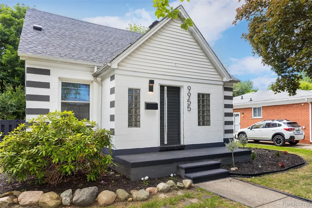 9955 Arnold Redford Charter Township MI 48239