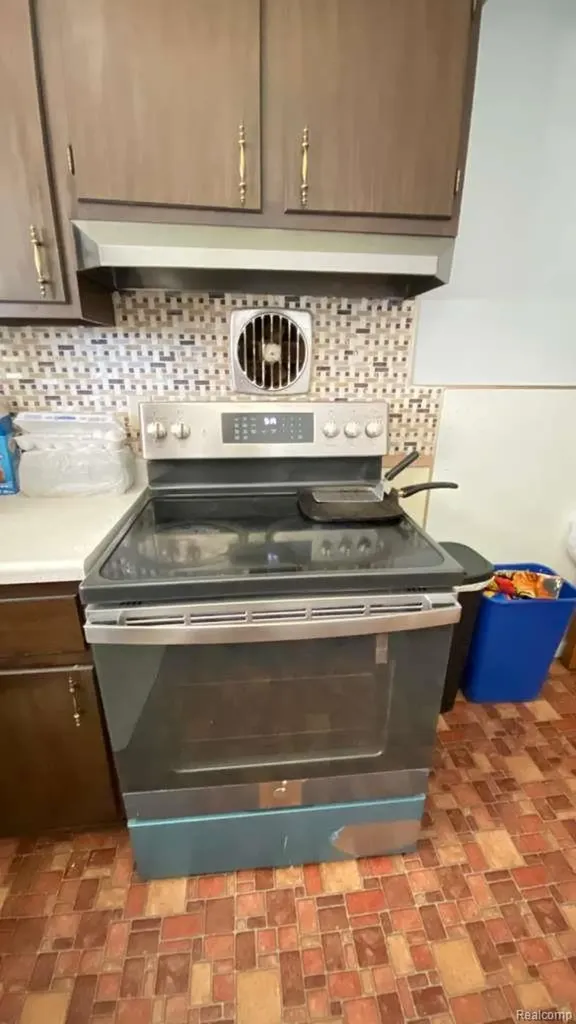 11268 Jewett Avenue Warren City MI 48089