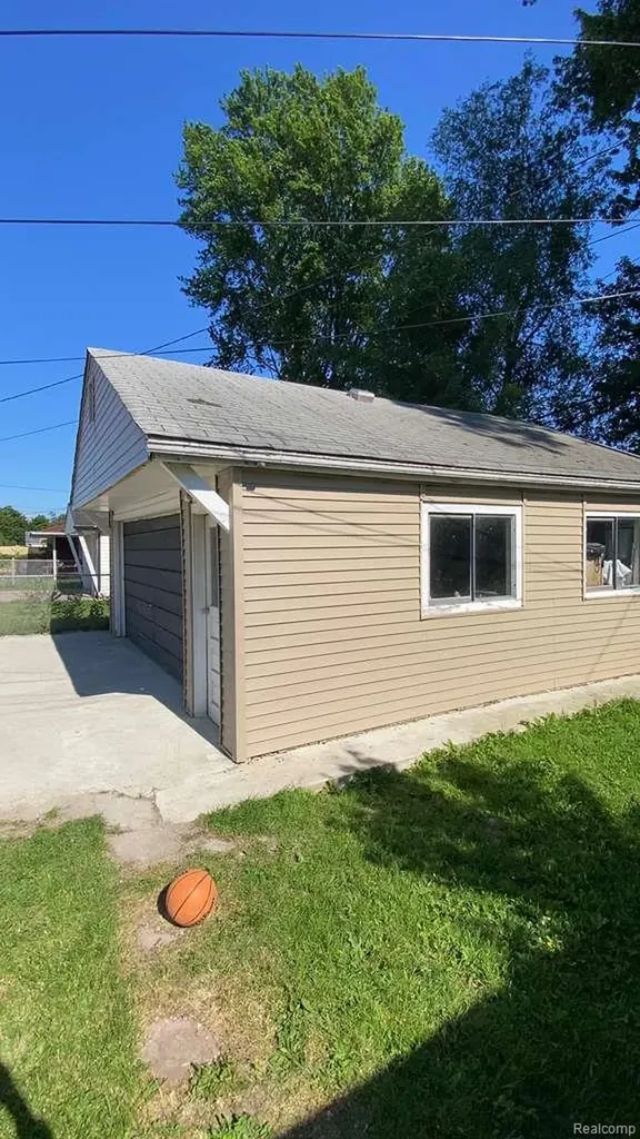 11268 Jewett Avenue Warren City MI 48089
