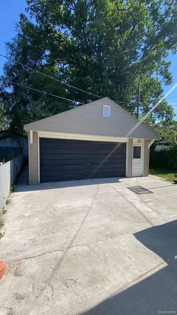 11268 Jewett Avenue Warren City MI 48089