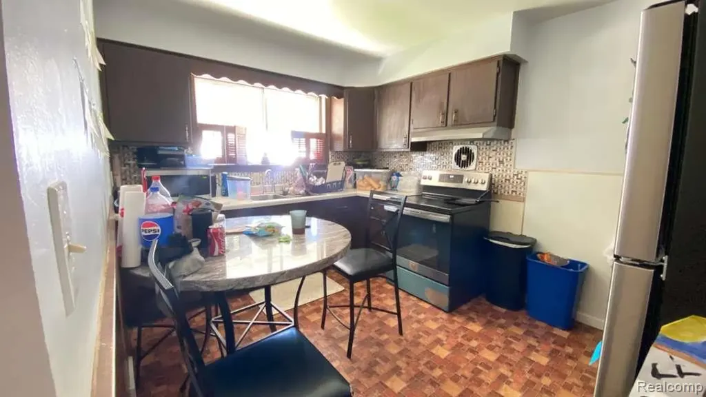 11268 Jewett Avenue Warren City MI 48089