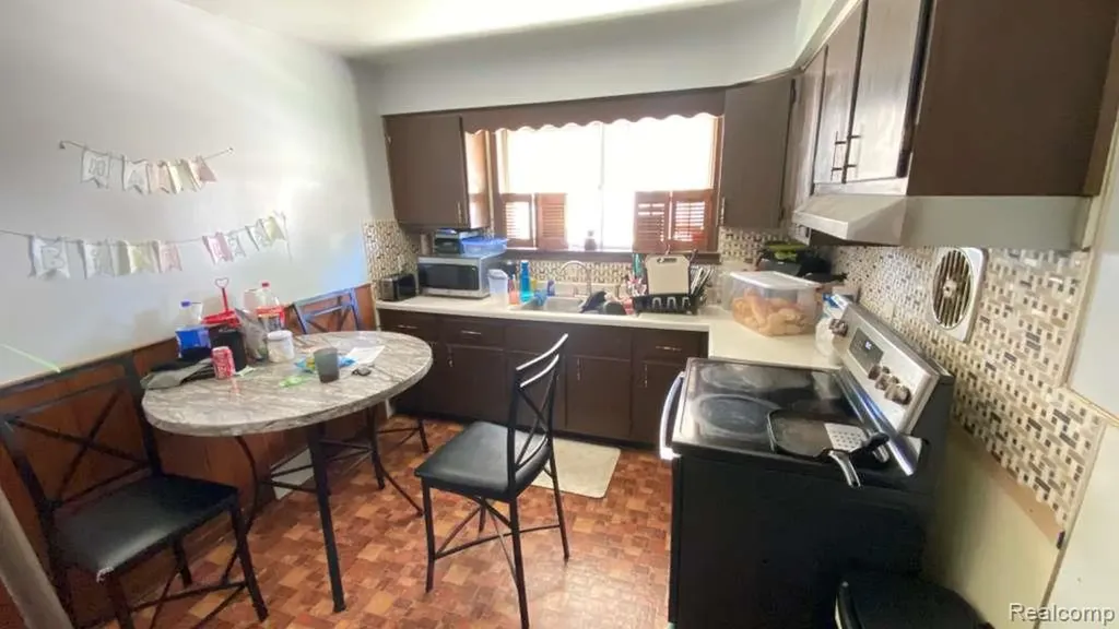 11268 Jewett Avenue Warren City MI 48089