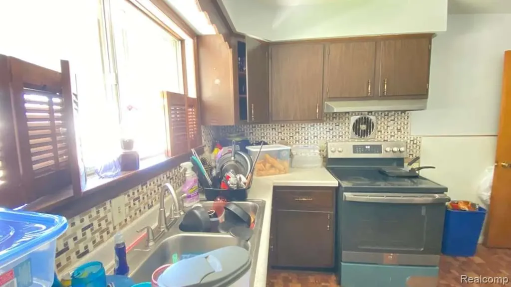 11268 Jewett Avenue Warren City MI 48089