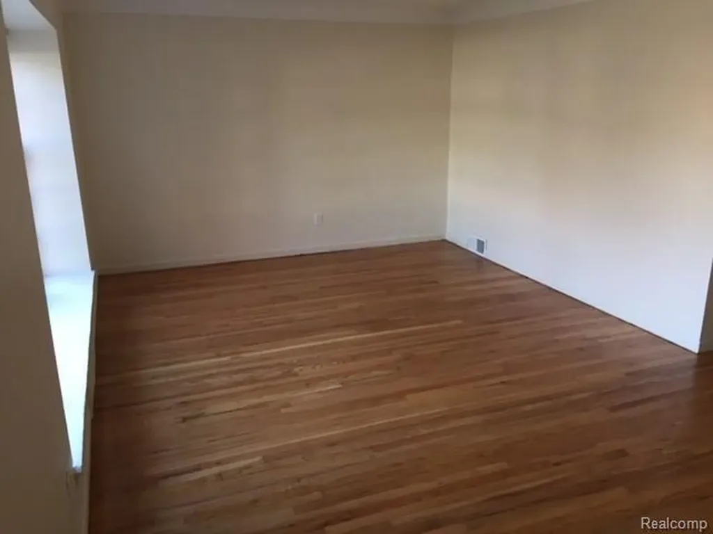 9554 Hazelton Redford Charter Township MI 48239