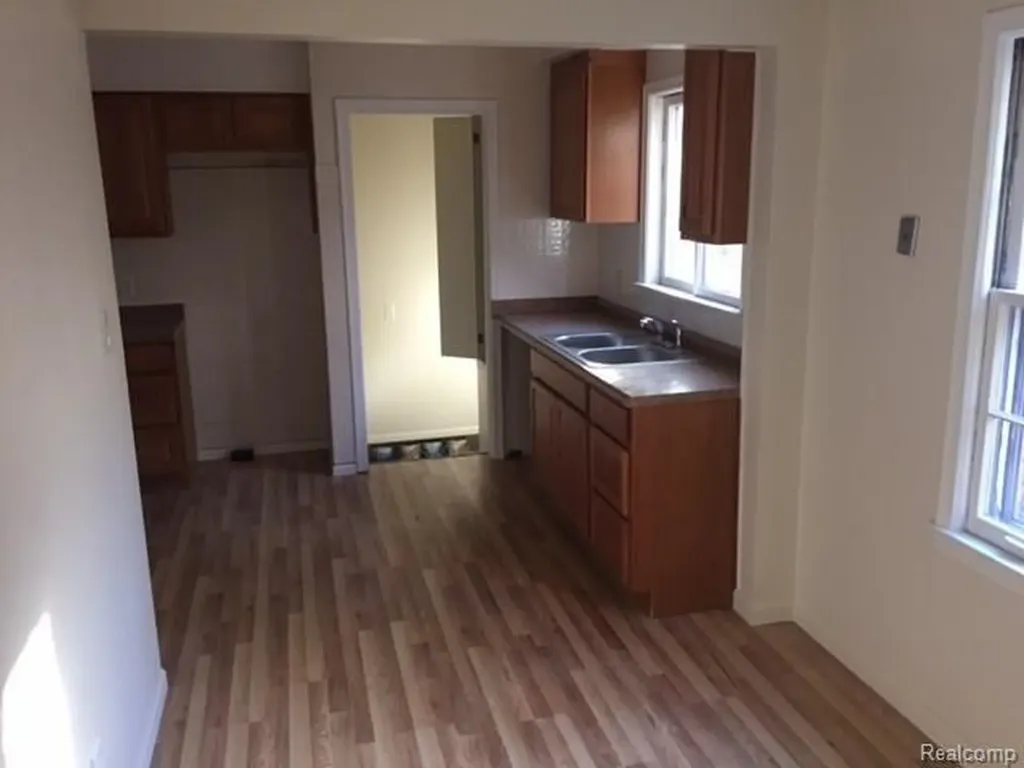 9554 Hazelton Redford Charter Township MI 48239