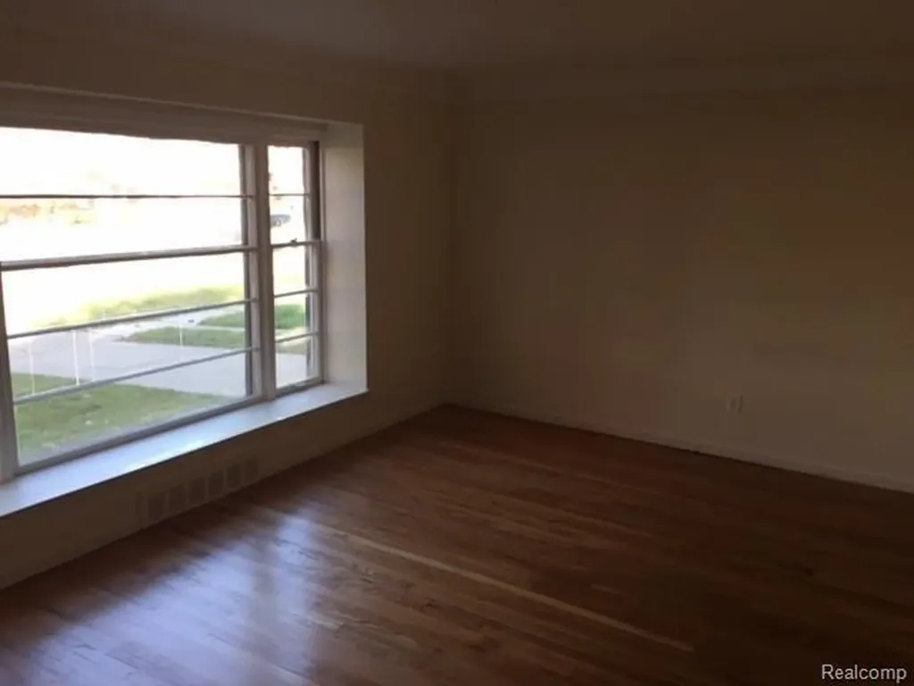 9554 Hazelton Redford Charter Township MI 48239
